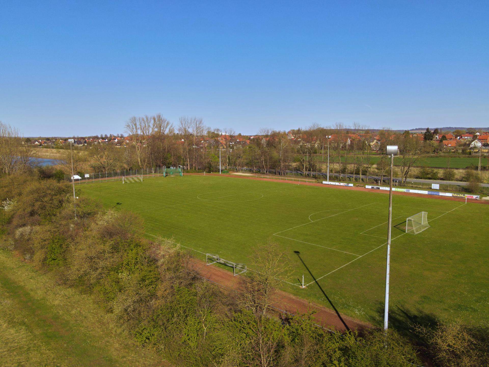Der VSV-Sportplatz aus der Luft, im Hintergrund die Ortschaft Rössing